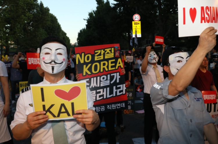 Employees of Korean Air, Asiana call for patriarchs to step down