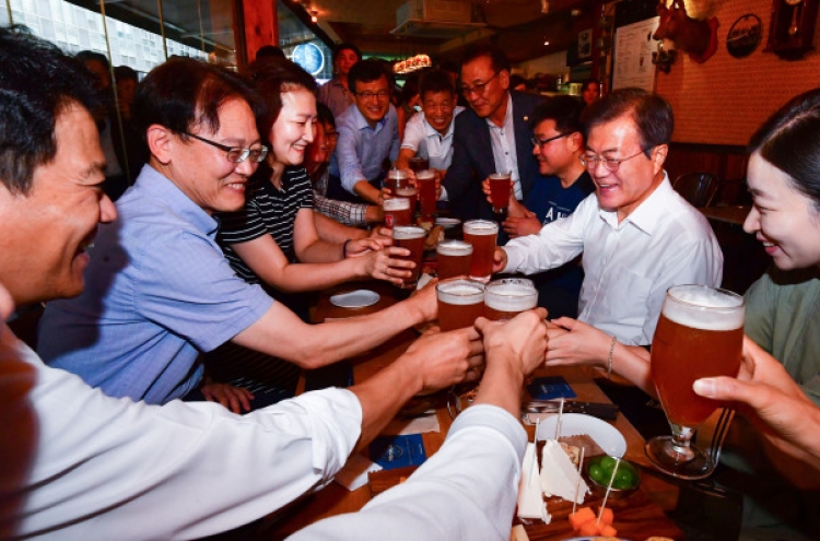 President Moon holds meeting with citizens over minimum wage