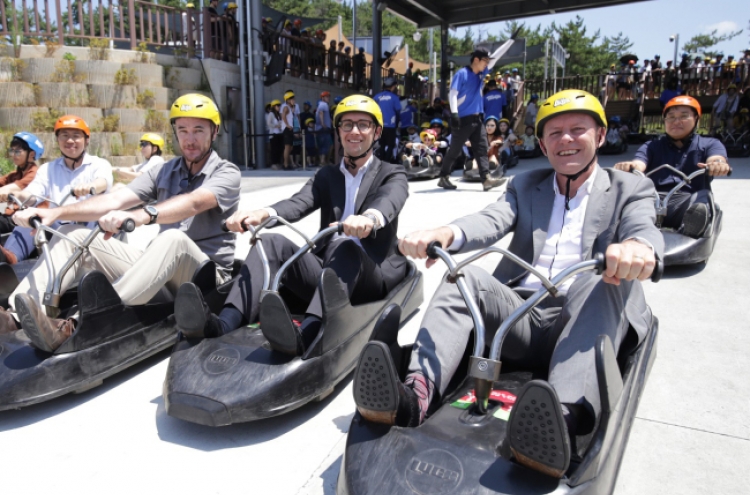 New Zealand envoy enjoys luge ride in Tongyeong