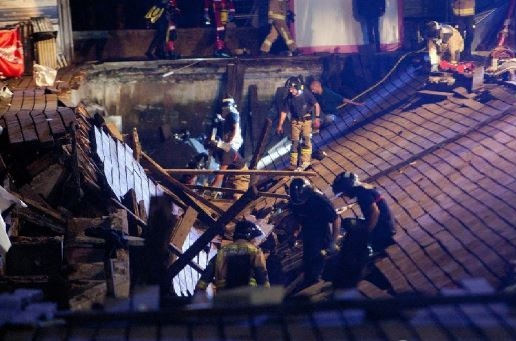스페인서 해변 전망데크 무너져 300여명 부상