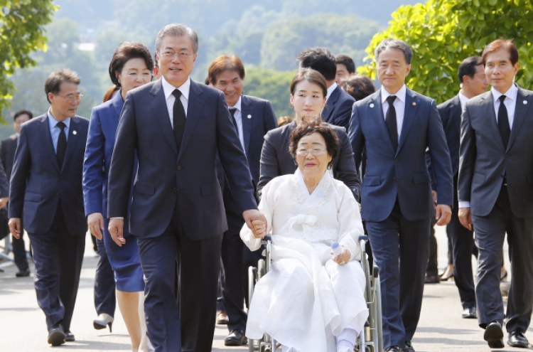 Moon says ‘comfort women’ issue cannot be resolved diplomatically