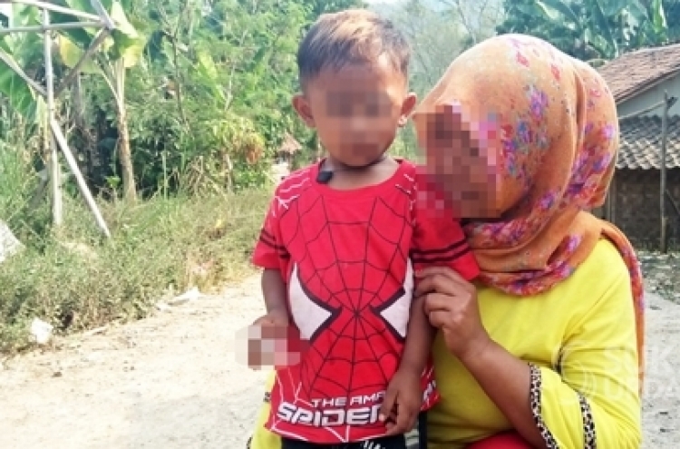 2살 아이가 하루 두갑?…인도네시아 유아 담배 중독 논란