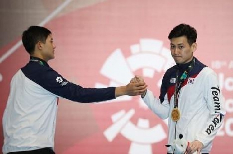 Korea picks up 3 gold medals in fencing, taekwondo