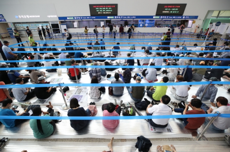 Koreans wake up early to get Chuseok train tickets