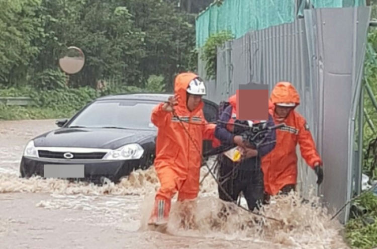[Weather] Heavy rain kills 1, injures 2 in Seoul; more rain forecast for Wednesday
