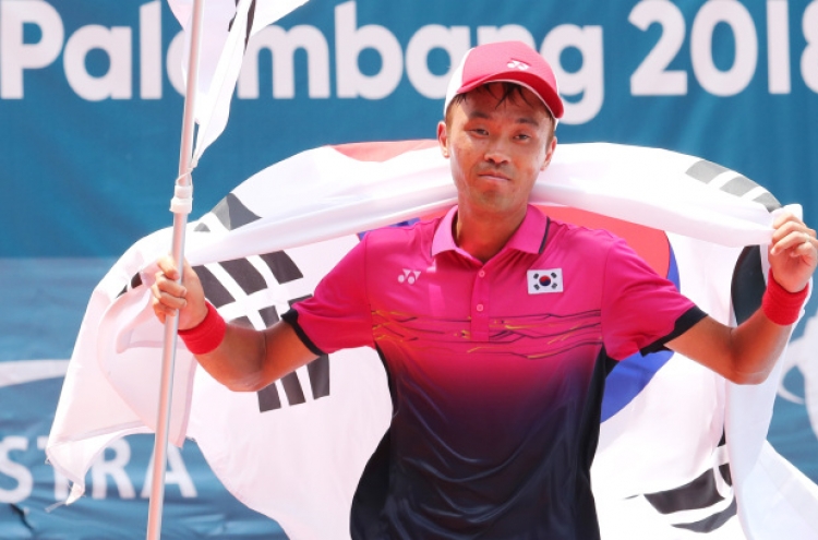 Korea's Kim Jin-woong wins gold in men's soft tennis singles