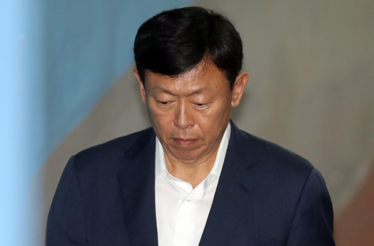 Prosecutors demand 14-year jail term for Lotte chief