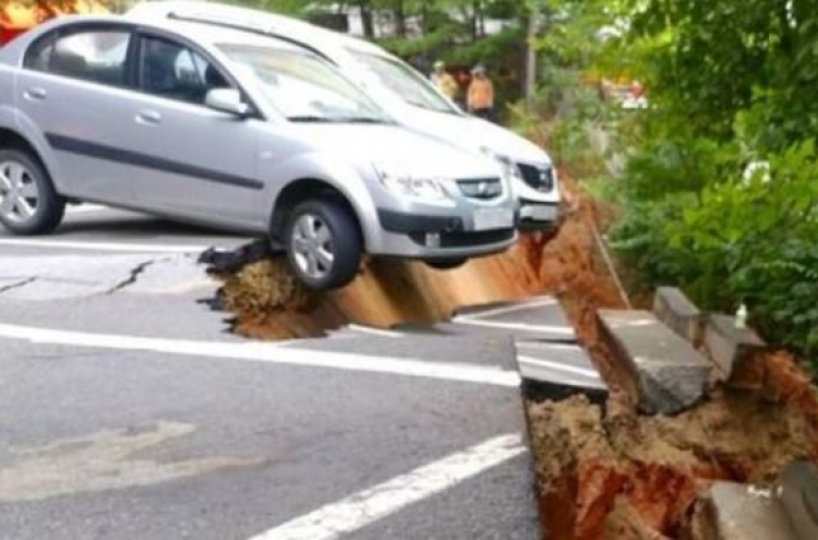 Sinkhole in Seoul forces 200 residents to evacuate