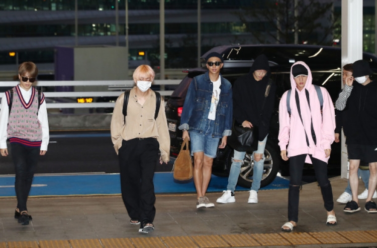 [Photo News] BTS fans take over airport as group leaves for LA