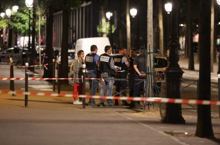 7 wounded in Paris knife attack, including British, Egyptian tourists