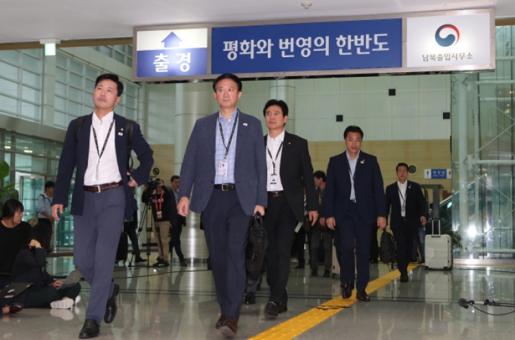 S. Korean officials visit N. Korea for summit preparations