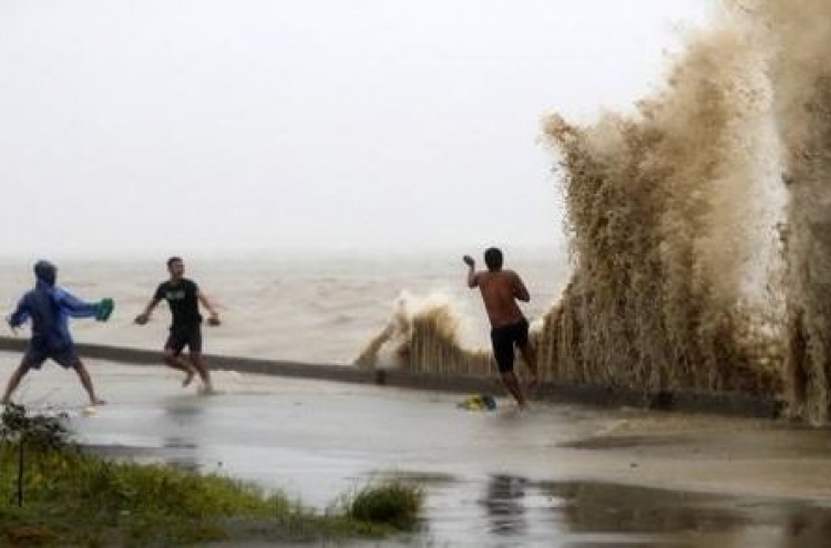 "종말 느꼈다" 슈퍼태풍 망쿳 할퀸 필리핀 사망자 최소 25명