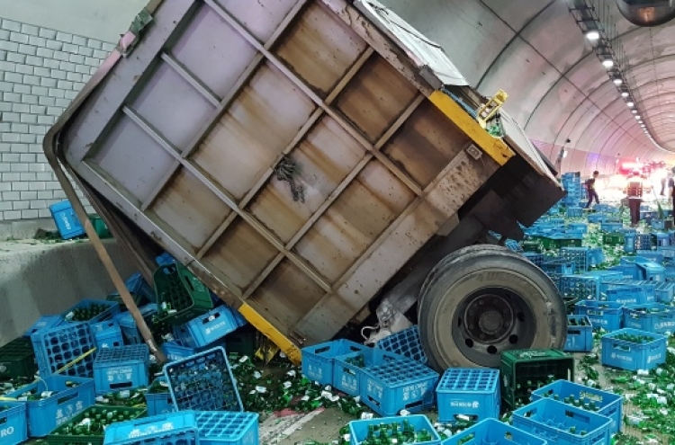 Truck with 9 tons soju crashes on highway, causes 2-hour congestion