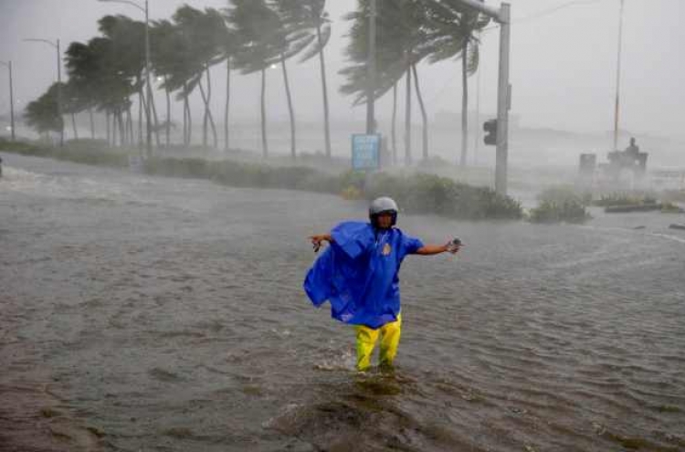 Typhoon lashes south China after killing 36 in Philippines
