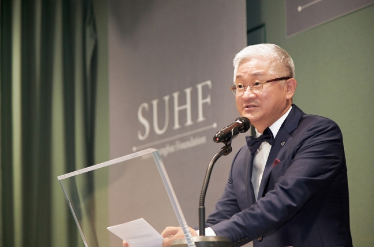 Amorepacific chairman honors promising young scientists