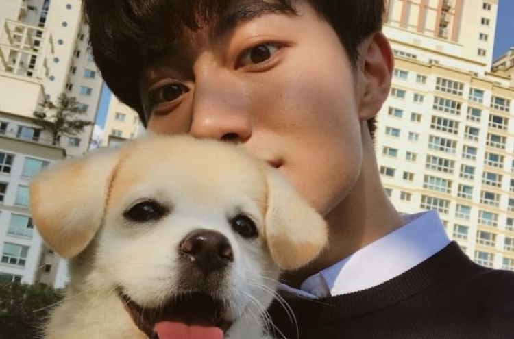 [Trending] Rescued puppy Injeolmi gets 800,000-plus followers, meets celeb