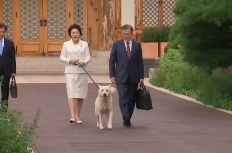 First dog will miss Moon Jae-in and Kim Jung-sook for 3 days