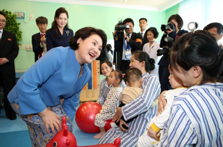 Two Koreas’ first ladies visit children’s hospital, music school