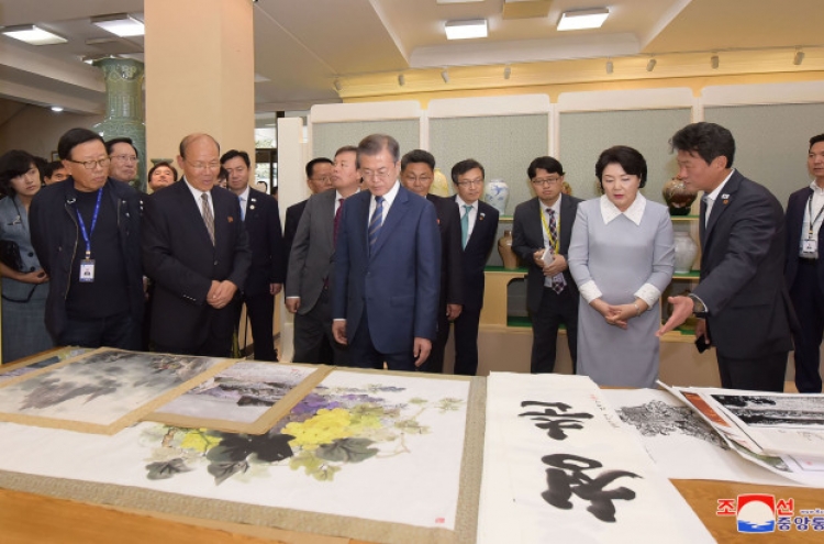 Moon's visit to NK art studio not a violation of sanctions resolution: report