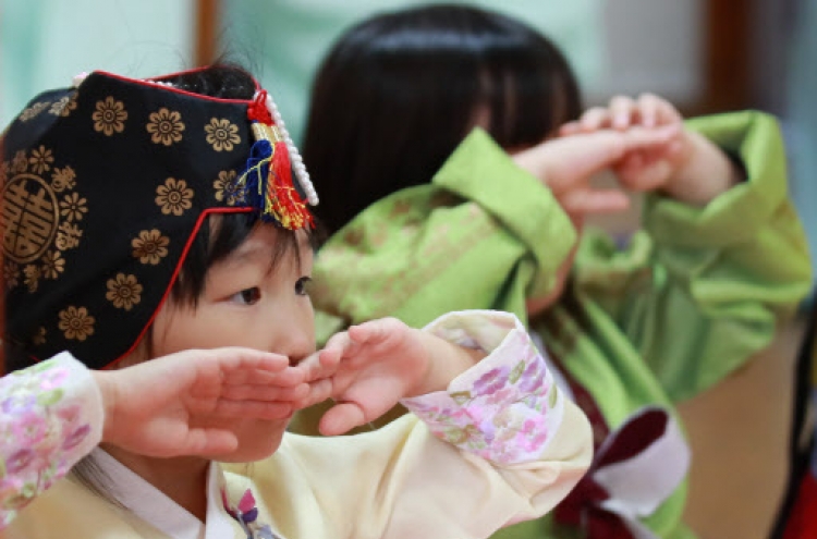 Millions of S. Koreans head to their hometowns for Chuseok holiday