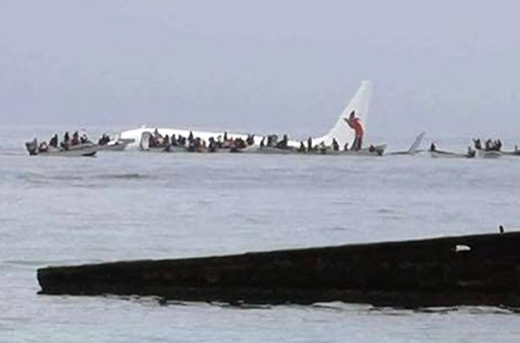 Everybody on plane survives crash landing in Pacific lagoon