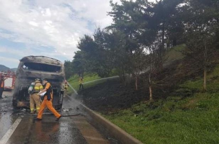 경부고속도로 달리던 버스서 불…38명 긴급 대피