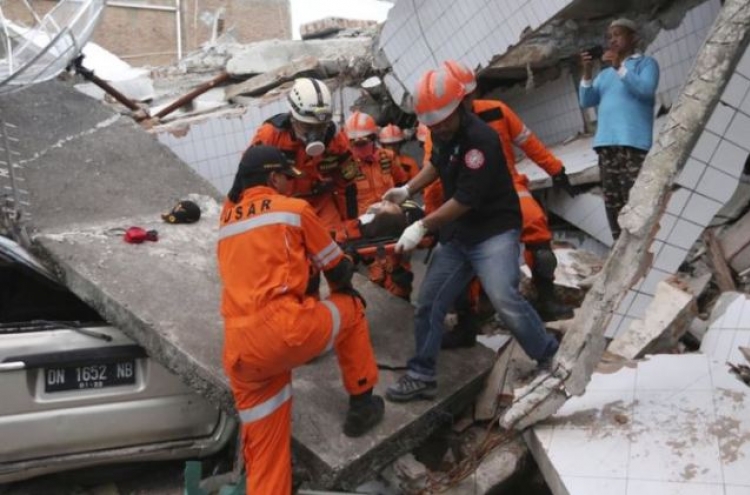 [Newsmaker] Over 800 dead in Indonesia quake and tsunami; toll may rise