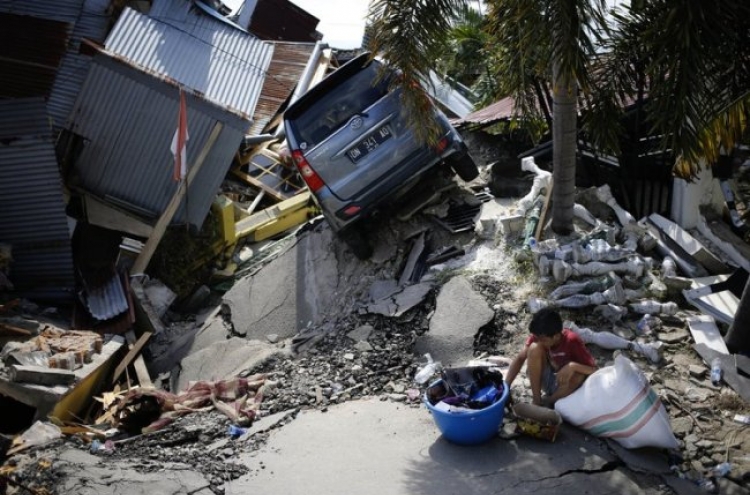 Indonesia disaster survivors search debris for food, drinks