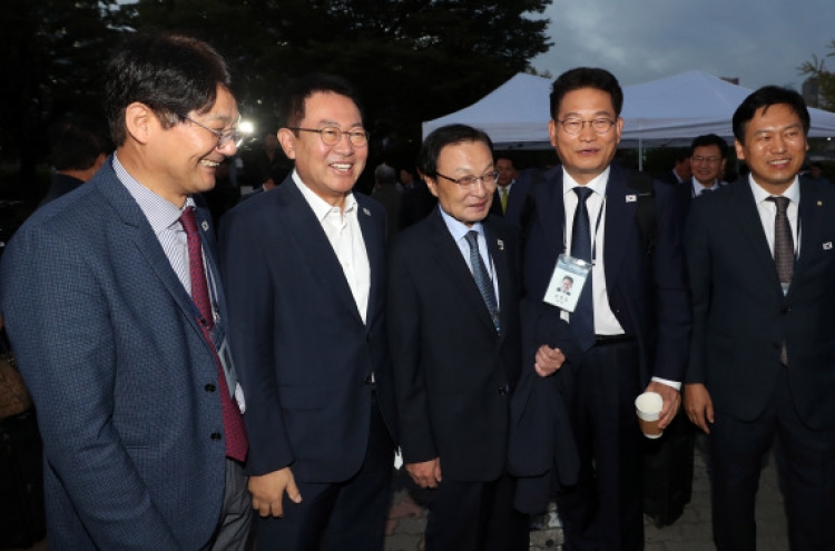 Korean delegation embarks on Pyongyang trip for summit anniversary