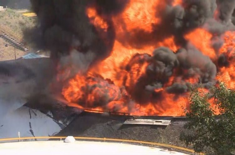 Oil storage tank in Goyang engulfed in flames