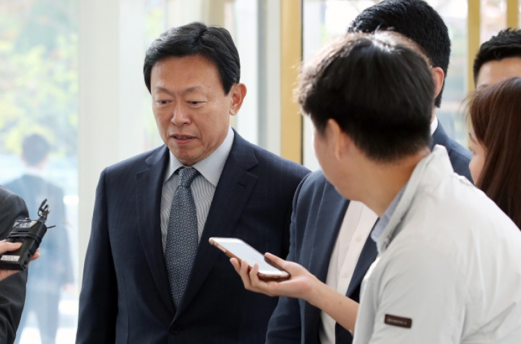 [Newsmaker] Lotte Chairman Shin Dong-bin back at work, scrambles to normalize business