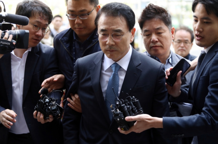Court denies arrest warrant for Shinhan Financial chief