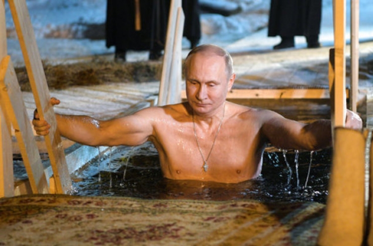 ‘수영복 달력’ 1월 첫장에 푸틴 대통령이...
