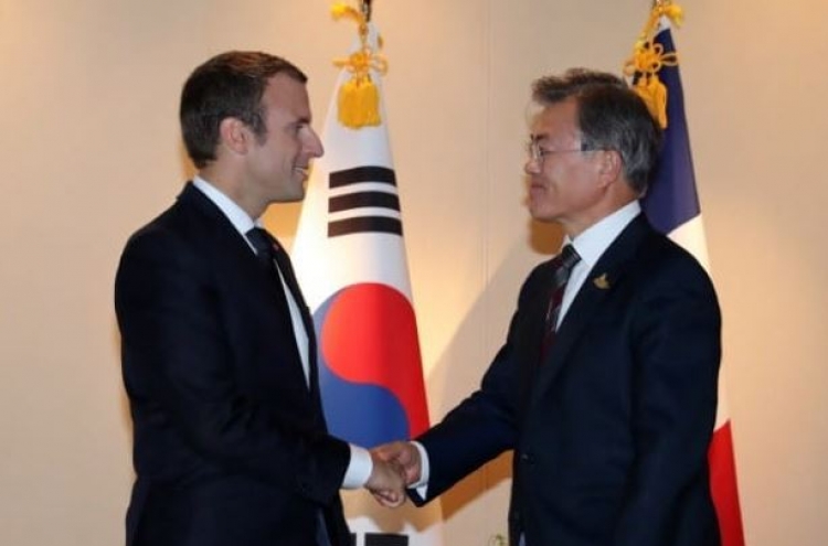 Moon to hold summit with Macron, seek concessions for N. Korea