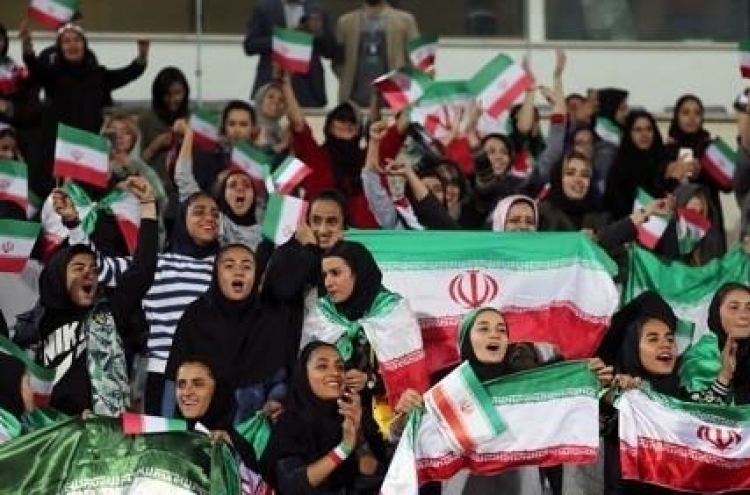 이란서 여성에 축구 직접관람 첫 허용…검찰 "죄악 엄단"