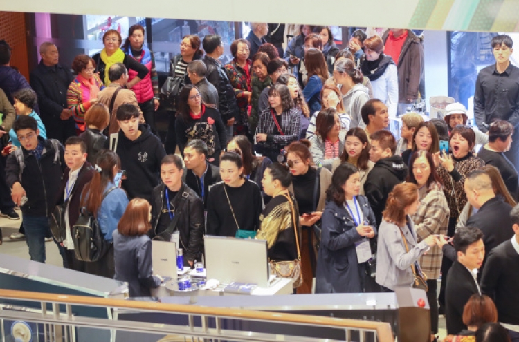 Hundreds of Chinese group tourists return to Korean duty-free stores