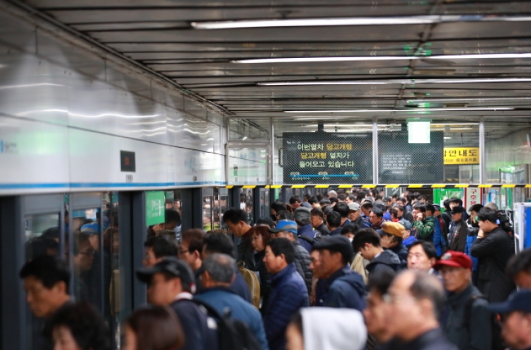 Power outage on Line No. 4 disrupts morning commute in Seoul