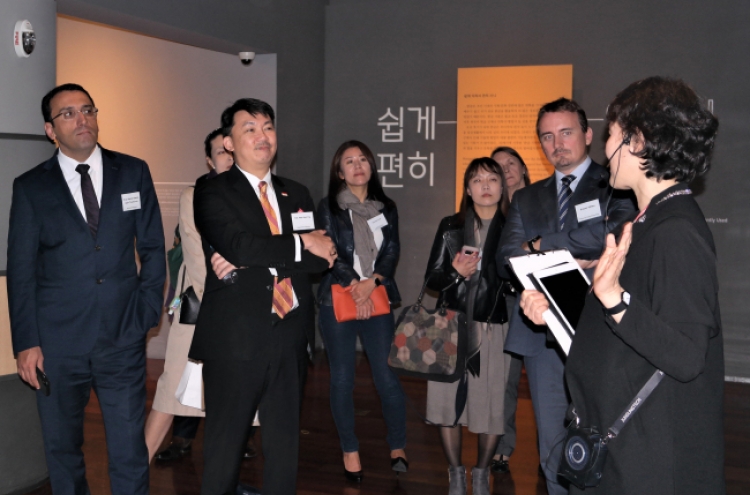 Ambassadors discuss merits of Hangeul