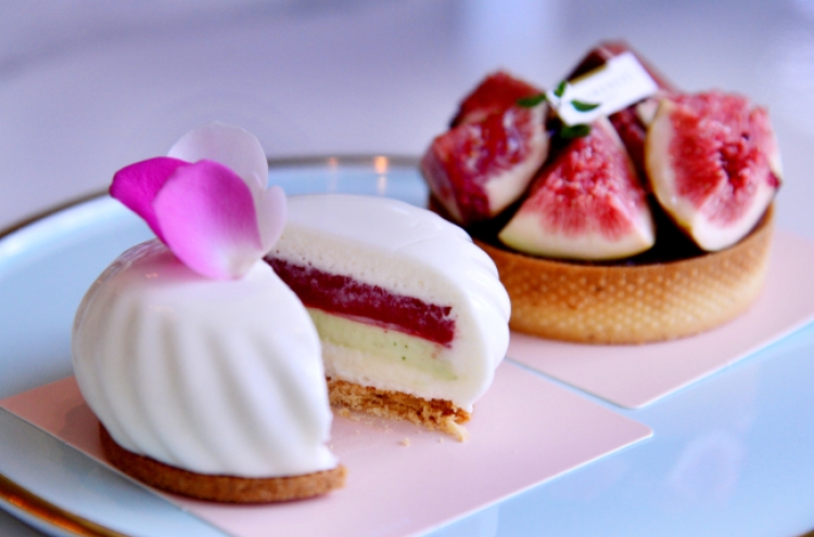 Intricate French-style desserts at L’Aubenuit