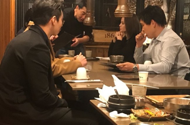 [Exclusive] Angelina Jolie spotted at Korean barbecue restaurant in Seoul