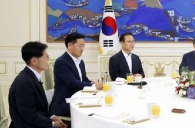 Moon, floor leaders to hold policy consultation meeting