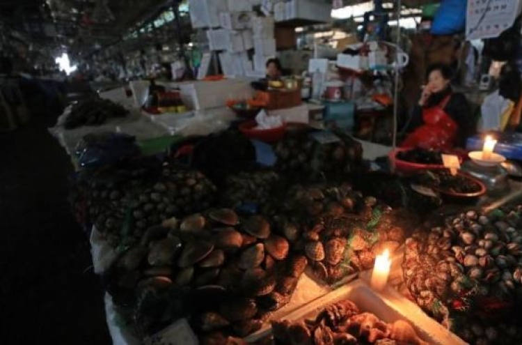 옛 노량진수산시장 단전·단수…물고기 떼죽음, 촛불 켜고 장사