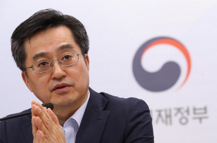 Moon to replace finance minister as early as this week