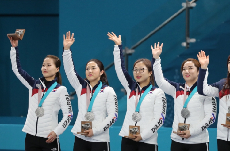 Korea's Olympic curling heroes "Garlic Girls" allege abuse by coach