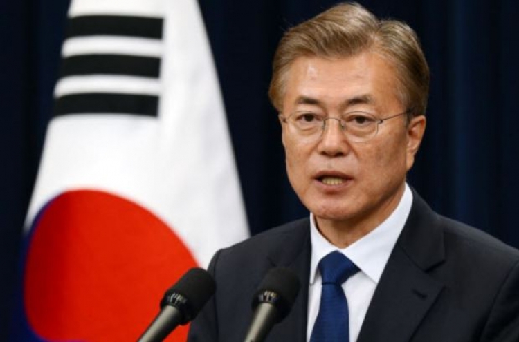 Moon's approval rating flattens out to mid-50 percent range