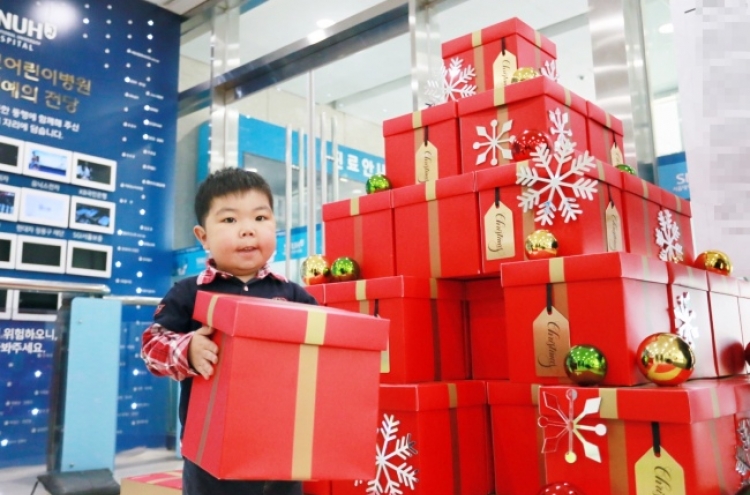 [Photo News] Hanwha Galleria sets up Christmas tree for children under treatment