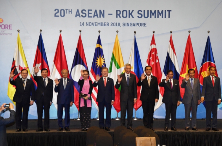 Moon considers inviting NK leader to next year's Korea-ASEAN summit