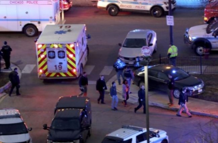 Gunman opens fire at Chicago hospital, wounds at least 4