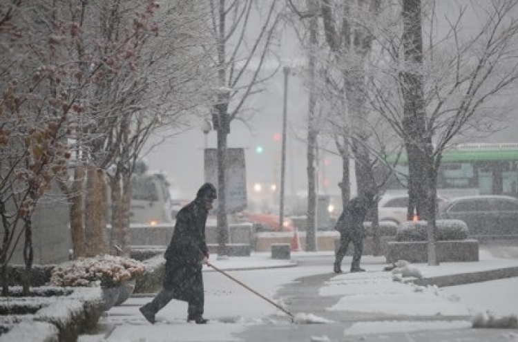 Heavy first snow arrives in Seoul