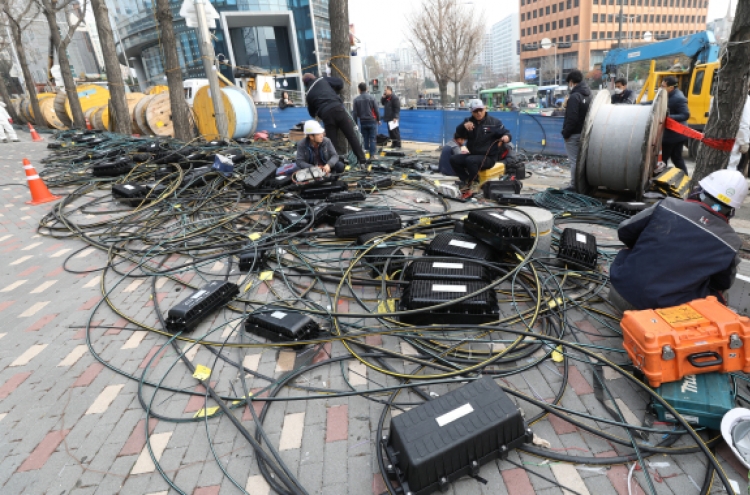 KT's mobile phone subscribers down after fire disrupts services